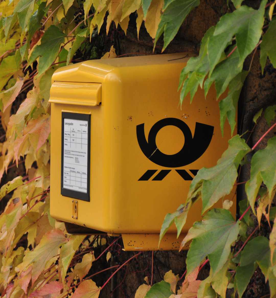 Gelber Briefkasten der Deutschen Post